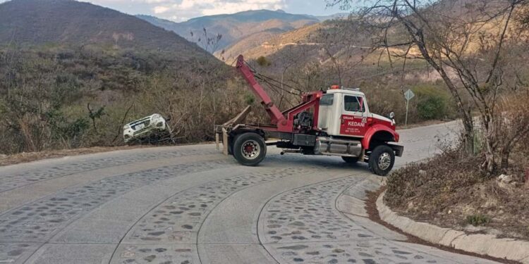 Con la ayuda de una grúa fue sacado del barranco el automóvil.