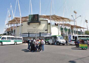 Foto: Adrián Gaytán // Cubiertos del rostro, estudiantes normalistas bloquean el crucero del Estadio de Beisbol.