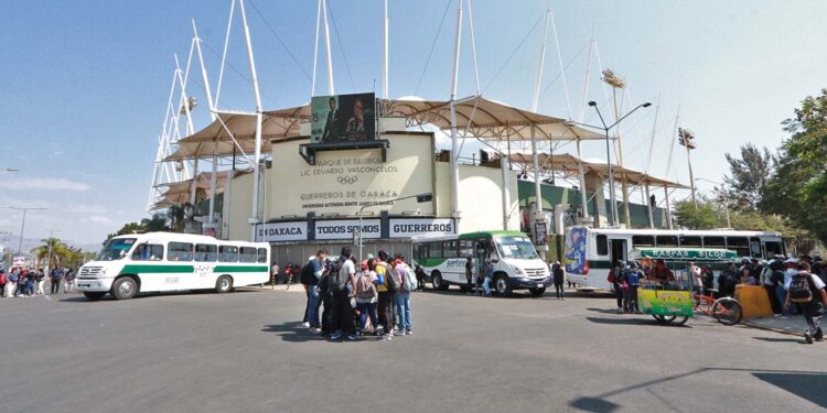 Foto: Adrián Gaytán // Cubiertos del rostro, estudiantes normalistas bloquean el crucero del Estadio de Beisbol.