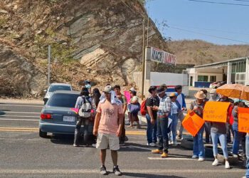 Bloquean paso a Huatulco y Puerto Escondido por la federal 200