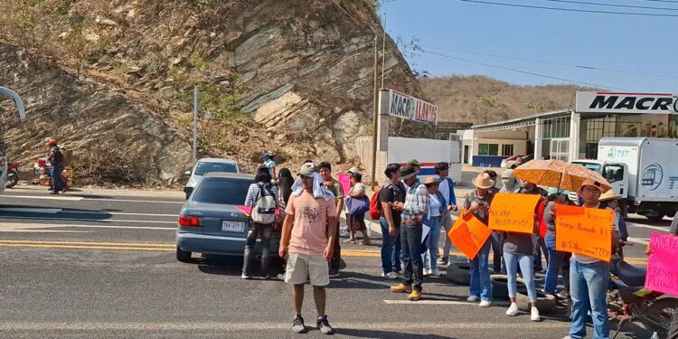 Bloquean paso a Huatulco y Puerto Escondido por la federal 200