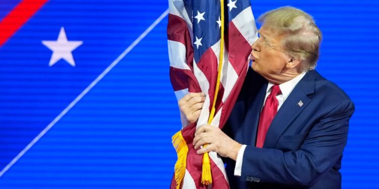 En minutos anuncia Trump aranceles para automóviles