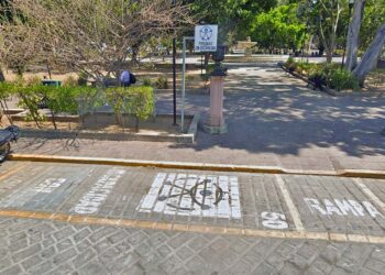 Foto: Google // La multa por estacionarse en un cajón exclusivo de estacionamiento para personas con discapacidad, va de 45 a 80 UMAS.