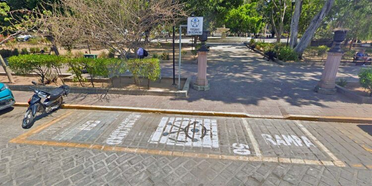 Foto: Google // La multa por estacionarse en un cajón exclusivo de estacionamiento para personas con discapacidad, va de 45 a 80 UMAS.