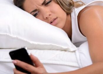 ¿Cuáles son los riesgos de revisar el celular al despertar?