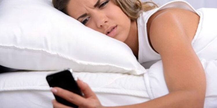 ¿Cuáles son los riesgos de revisar el celular al despertar?