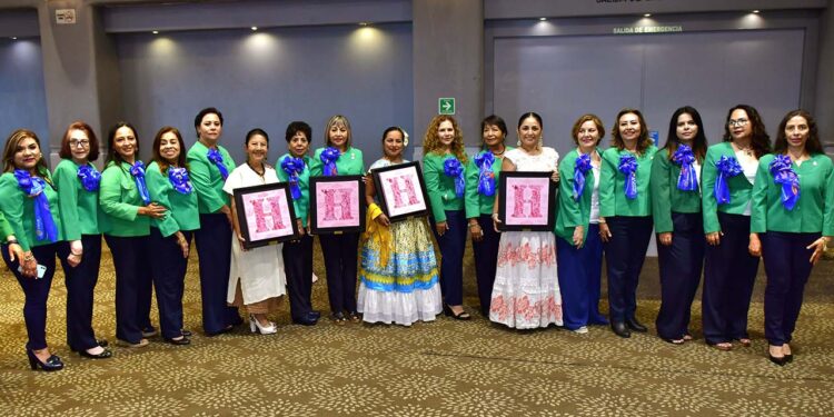Fotos: Rubén Morales // Club Rotario Guelaguetza recibió la distinción.