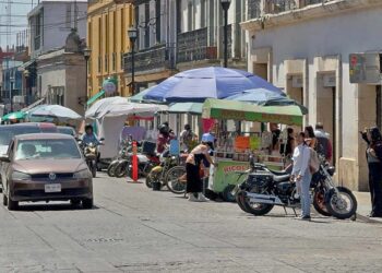 Fotos: Álvaro Cuitláhuac López // Con cada cambio de administración, el comercio informal retoma sus prácticas que alteran el orden público y afectan al comercio formal.