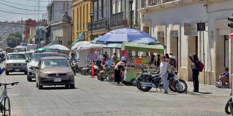 Fotos: Álvaro Cuitláhuac López // Con cada cambio de administración, el comercio informal retoma sus prácticas que alteran el orden público y afectan al comercio formal.