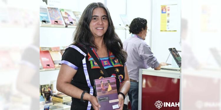 Foto: Melitón Tapia, INAH // Cristina Masferrer detalló que el trabajo de campo se desarrolló en tres escuelas de Santa María Huazolotitlán.