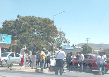 Motociclista se accidenta con vehículo; queda herido