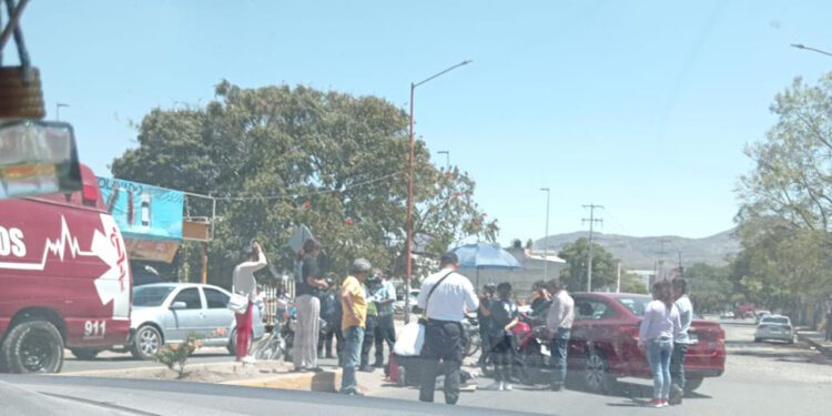 Motociclista se accidenta con vehículo; queda herido