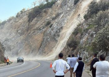 Súper Cuacnopalan-Oaxaca, 17 días del derrumbe y tortuoso paso por el km 260