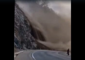 VIDEO | ¡Alerta en las supercarreteras de Oaxaca! Derrumbe pone en peligro la circulación en la autopista 135-D