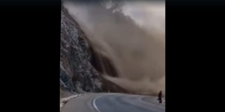 VIDEO | ¡Alerta en las supercarreteras de Oaxaca! Derrumbe pone en peligro la circulación en la autopista 135-D