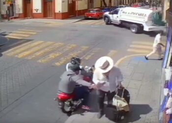 Dos hombres en moto le atracaron el teléfono y huyeron.