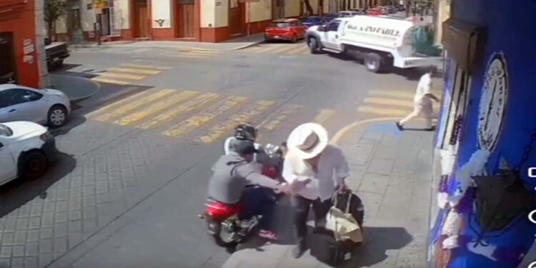 Dos hombres en moto le atracaron el teléfono y huyeron.