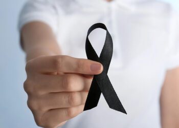 Por luto, cinco días de permiso con goce de sueldo tras muerte de familiar de primer grado en línea directa