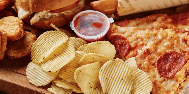 Tienen 23 días para sacar la comida chatarra de escuelas; ¿qué artículos están prohibidos y cuáles los permitidos? Acá te decimos