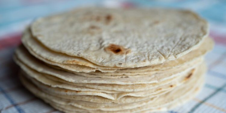 Tortilla en Oaxaca, arriba del promedio nacional; 23.65 pesos kilo, la media en el país