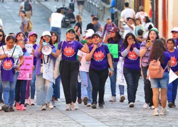 Describen la respuesta policial como represión brutal a las demandas de las mujeres.