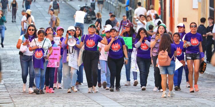 Describen la respuesta policial como represión brutal a las demandas de las mujeres.