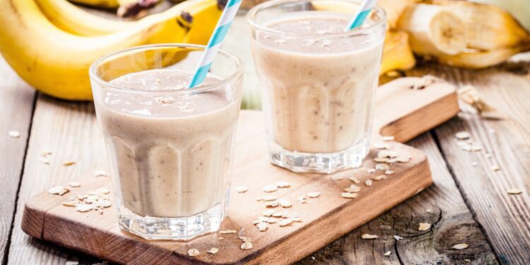 ¿Tomar licuado de avena y plátano en ayunas es mejor? Esto dice la ciencia