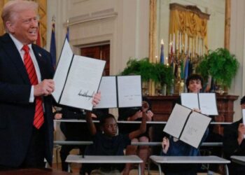 Trump firma decreto para desmantelar el Departamento de Educación