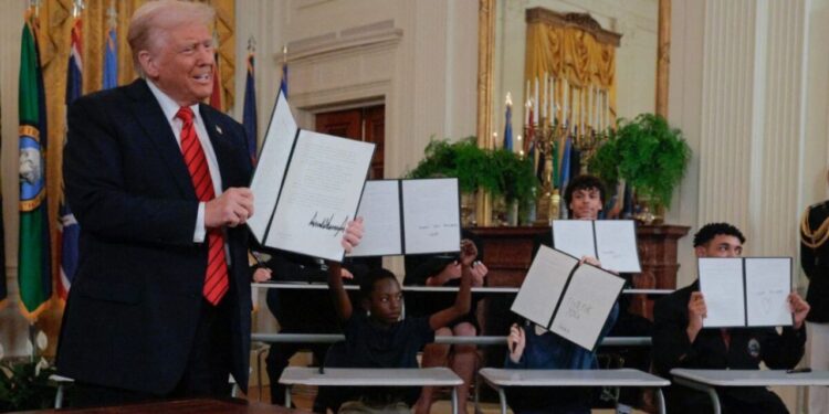 Trump firma decreto para desmantelar el Departamento de Educación