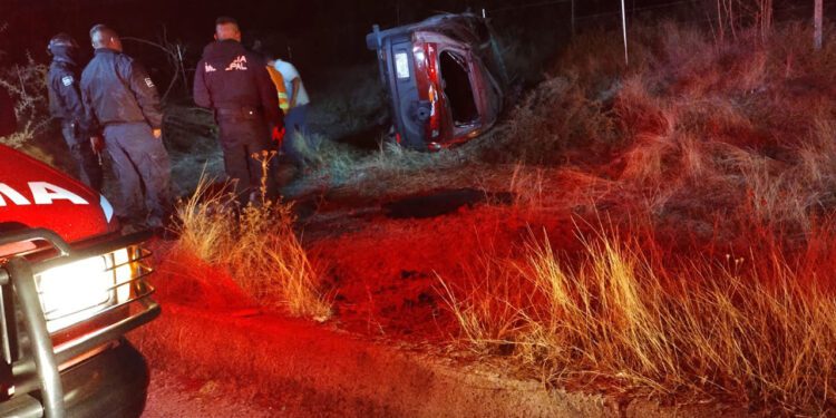 Vuelca con su camioneta en Libramiento norte