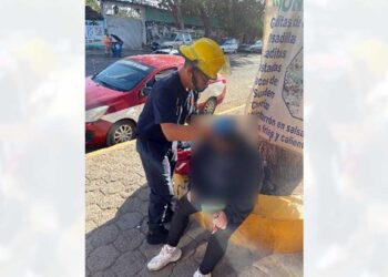 El accidente lo sufrió con un taxi en la Avenida 2 de abril casi esquina con Victoria.