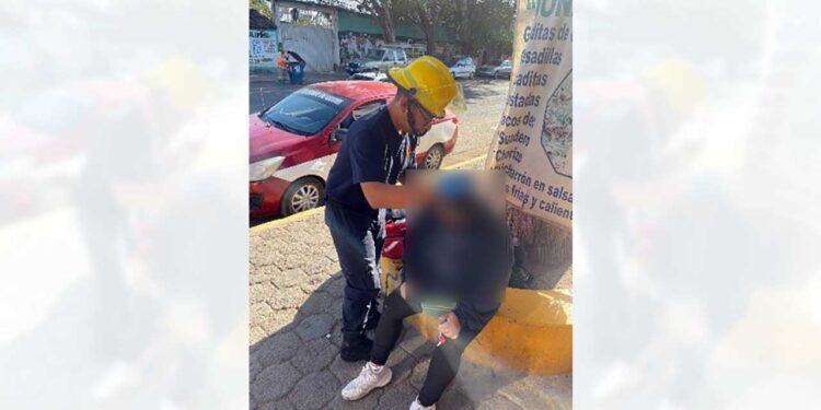 El accidente lo sufrió con un taxi en la Avenida 2 de abril casi esquina con Victoria.