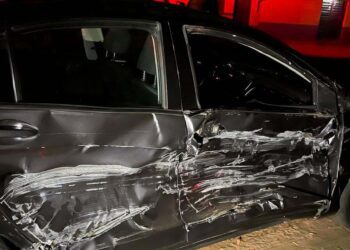 El automóvil resultó con daños de consideración en una de sus laterales.