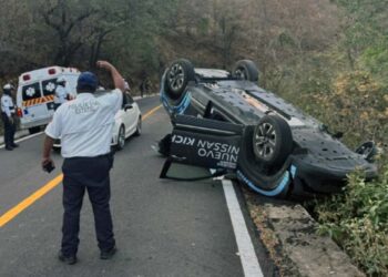 El automóvil era de demostración; quedó volcado.