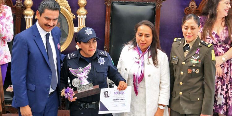 Fotos: Adrián Gaytán // El ayuntamiento de Oaxaca de Juárez entregó a 11 ciudadanas de la capital la Distinción Mujer Oaxaqueña Alicia Lilia Porras Mazari.