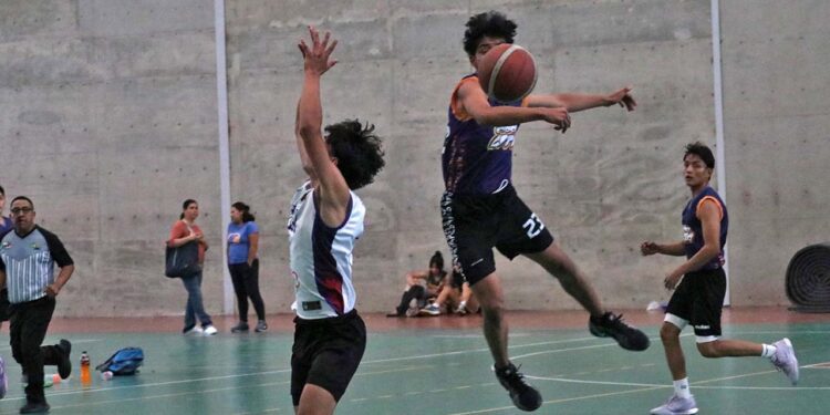 Foto: Leobardo García Reyes // El basquetbol entró en acción dentro de la Universiada Estatal.
