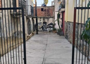 La reja en el callejón del Carmen, que es utilizado por delincuentes para drogarse y esconderse cuando cometen algún robo.
