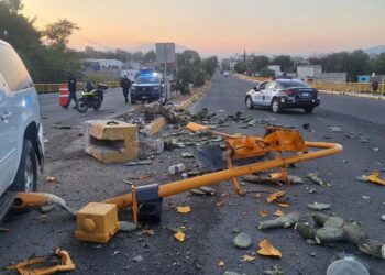 El choque dejó varios daños materiales a la infraestructura vial.