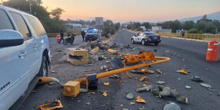 El choque dejó varios daños materiales a la infraestructura vial.