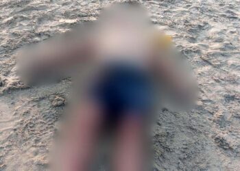 El cuerpo del turista fue rescatado por un joven salvavidas.