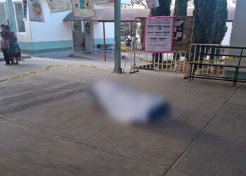 El cuerpo de Óscar H. M. cubierto con una sábana blanca.