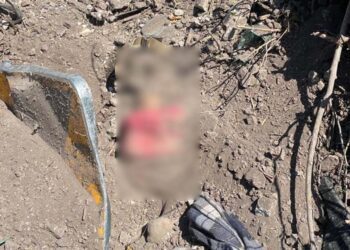 El cuerpo del hombre fue hallado semienterrado entre los escombros y la tierra.