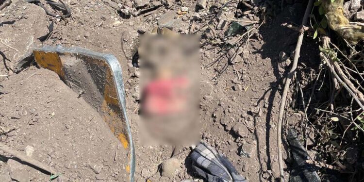 El cuerpo del hombre fue hallado semienterrado entre los escombros y la tierra.