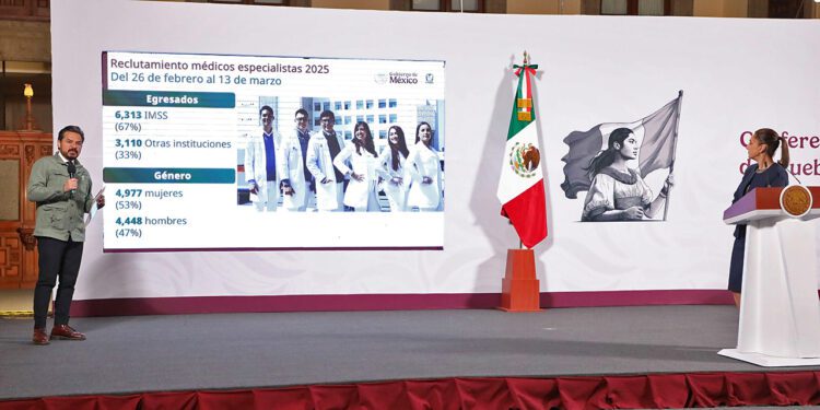 Foto: cortesía // El director general del IMSS, Zoé Robledo, durante la conferencia de prensa encabezada por la presidenta de México, Claudia Sheinbaum.
