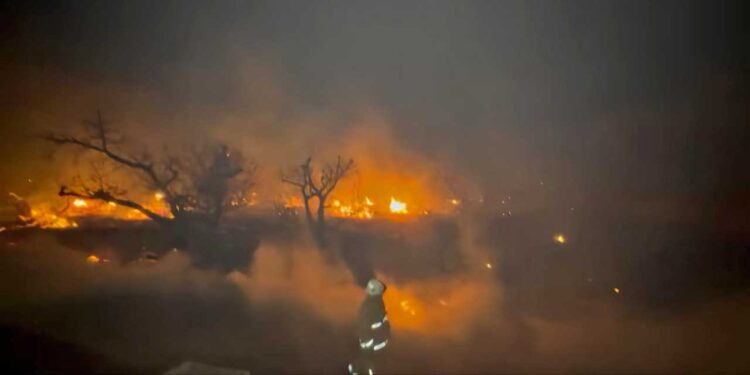 El fuego se estaba extendiendo rápidamente.
