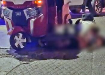El hombre quedó tendido junto al mototaxi; su familia lo fue a identificar.