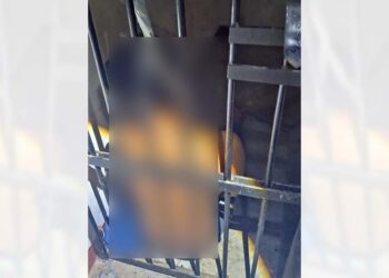 El hombre, aparentemente, se suicidó con su propia camiseta.