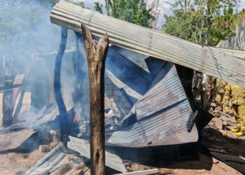 El incendió acabó con todo a su paso; no hubo lesionados.