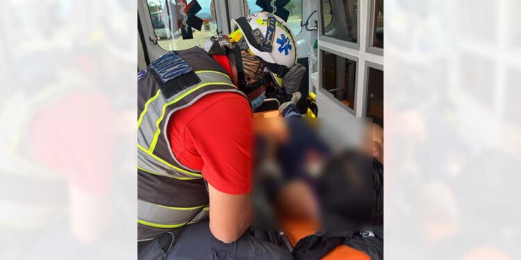 El joven fue trasladado al hospital.