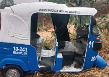 El mototaxi sufrió varios daños en la carrocería.
